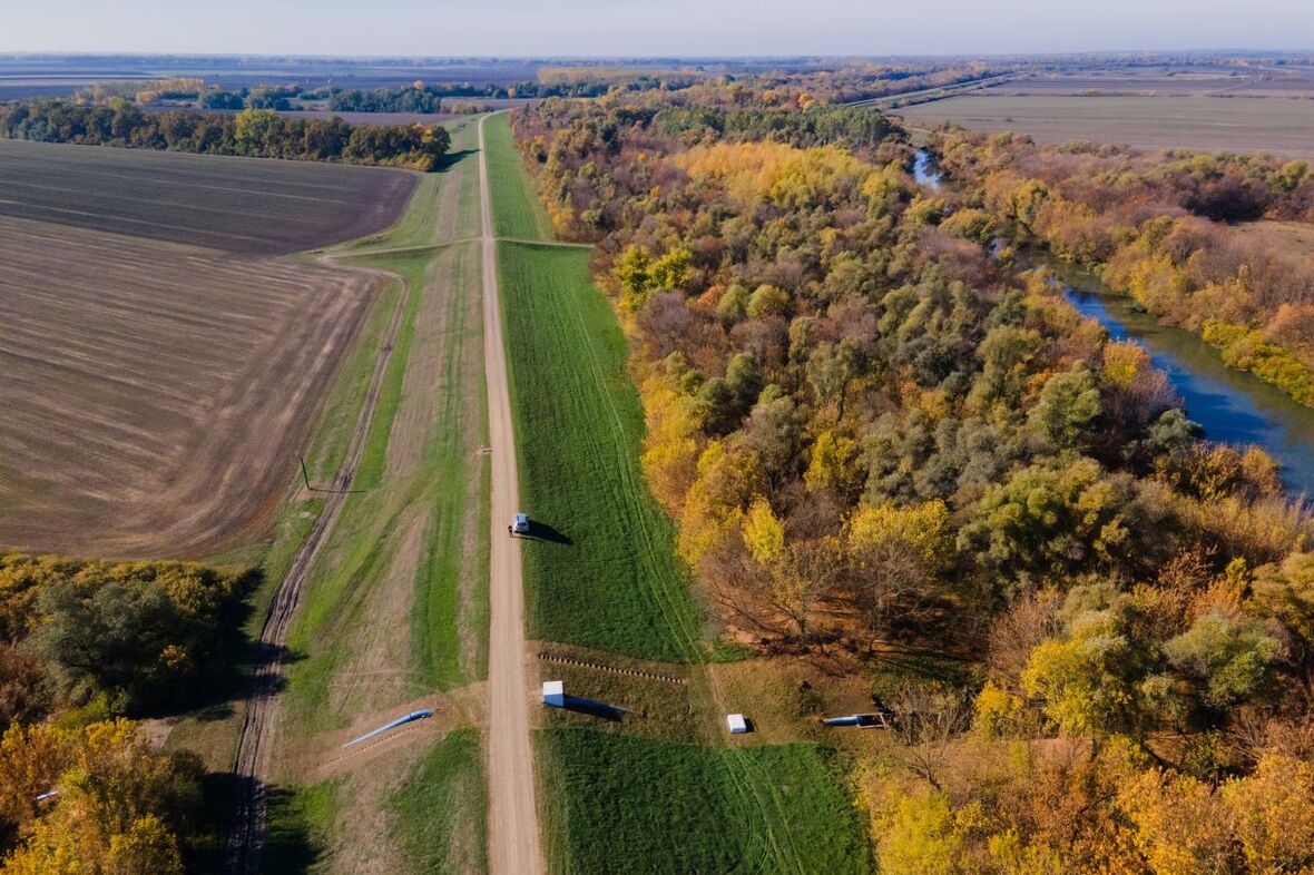 Töltésen közlekedés.jpg